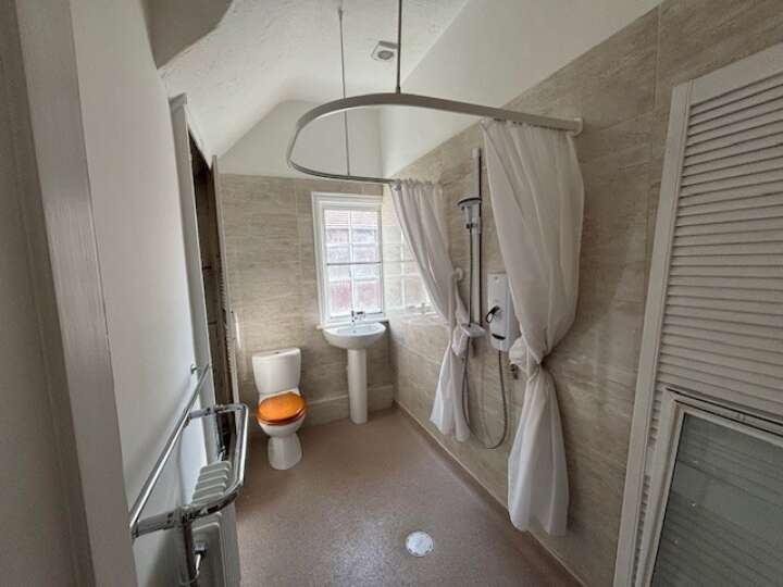 82_Greendale_shower_room.jpg