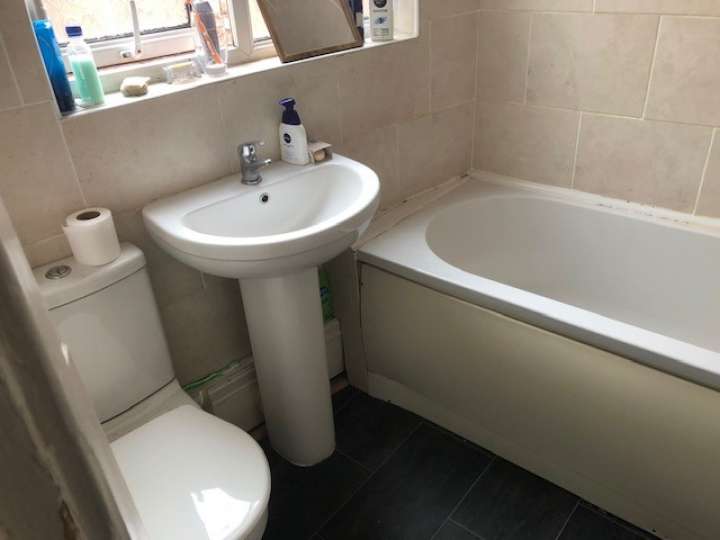 119_Poulton_Road_-_Bathroom_2.jpg