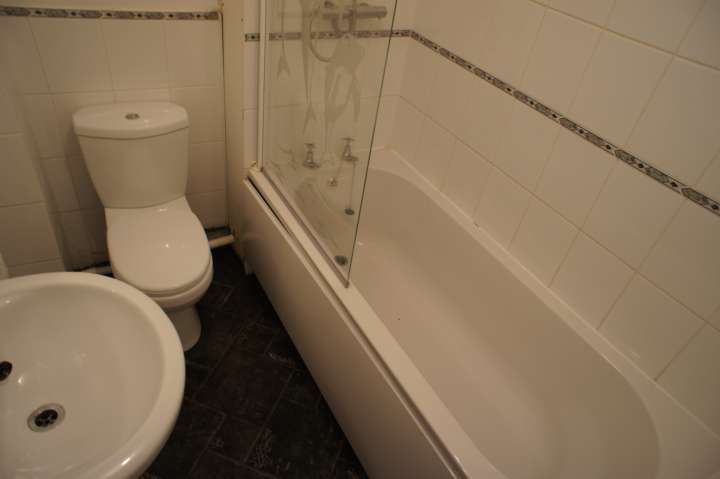 121_King_Street_-_Bathroom.jpg