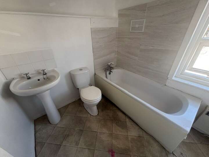 14_evans_bathroom.jpg