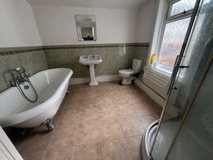 16_Hope_bathroom.jpg