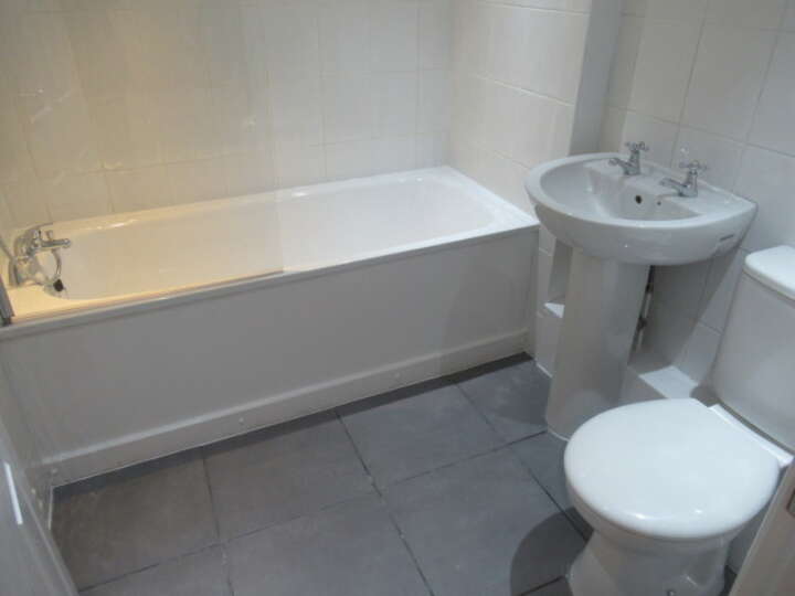 Victoria_14_LGF_bathroom.JPG