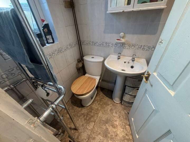 26_Derby_bathroom.jpg
