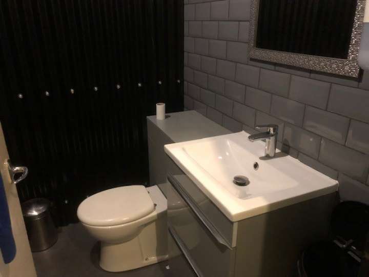 28 Station Road - Bathroom.jpg