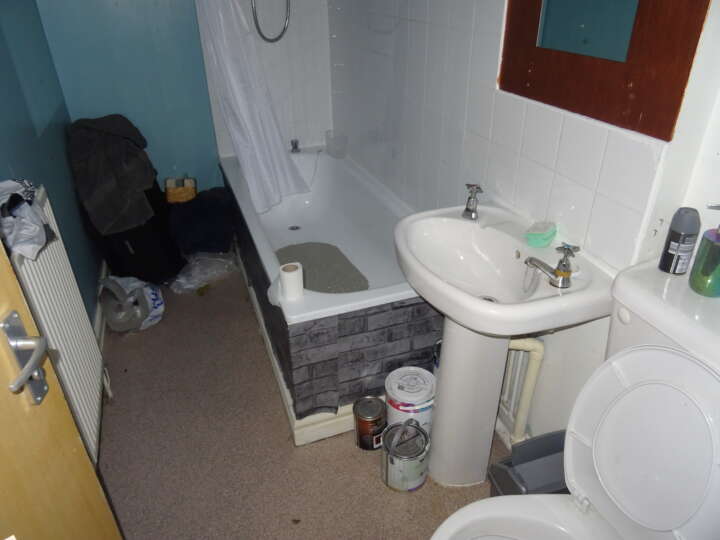 33-35 Market Street - Flat bathroom 2.JPG