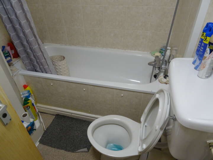 33-35 Market Street - Flat bathroom.JPG