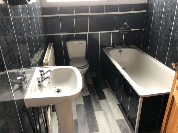33_Euston_bathroom.jpg