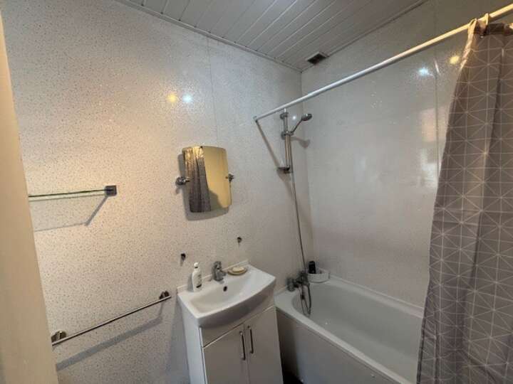 33_Sandcliffe_F2_bathroom.jpg