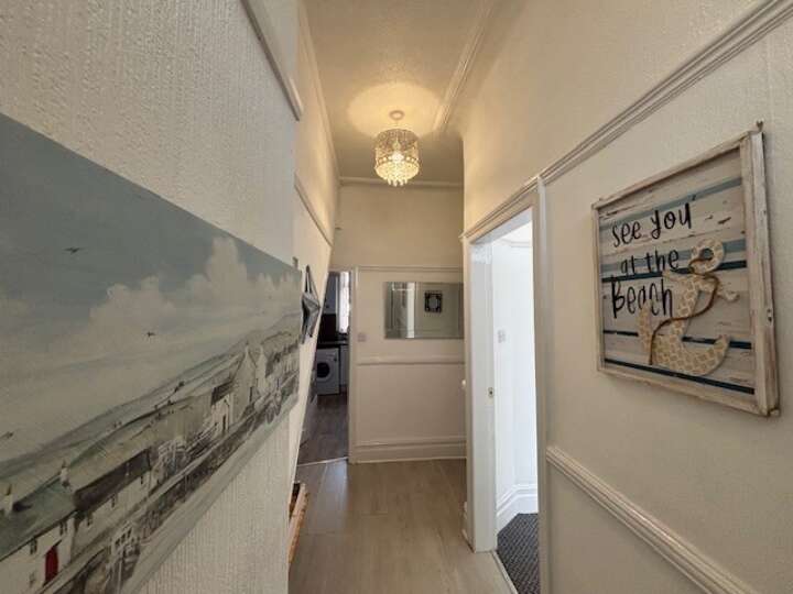 33_Sandcliffe_F2_hall.jpg