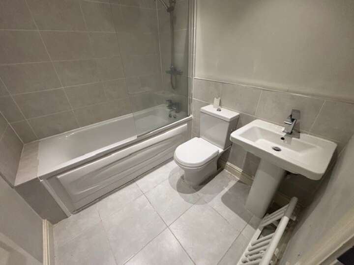 38_Ham_sq_bathroom.jpg