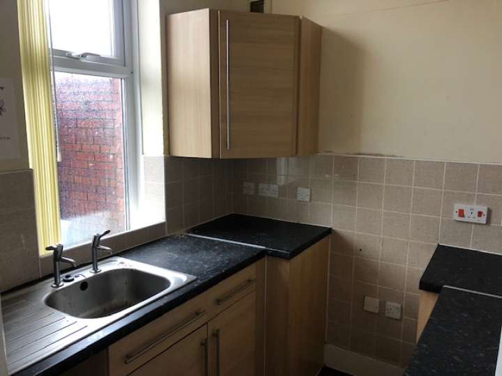 38_Waterloo_Road_-_Kitchen.jpg