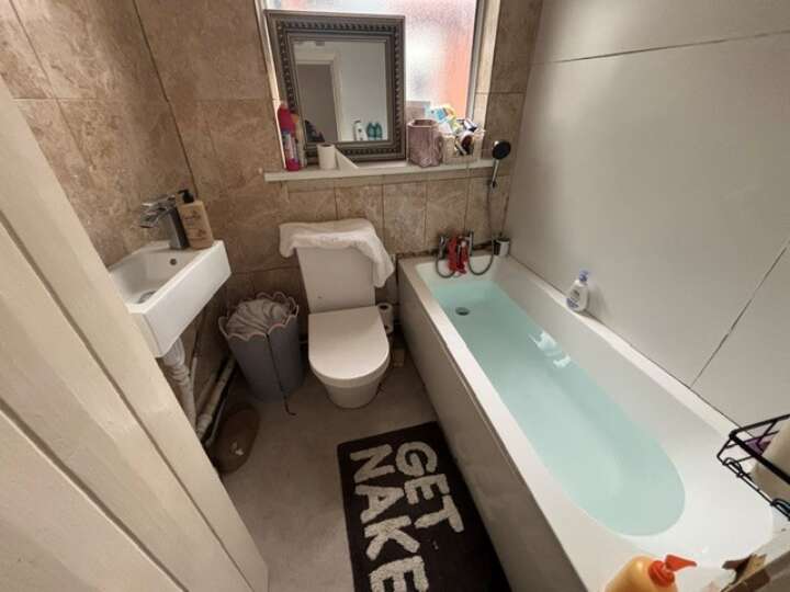 393_Upton_bathroom.jpg