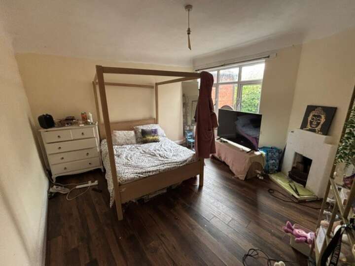 393_Upton_bedroom.jpg