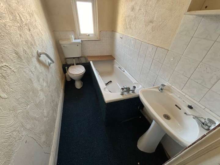 39_Edinburgh_Road_-_Bathroom.jpg