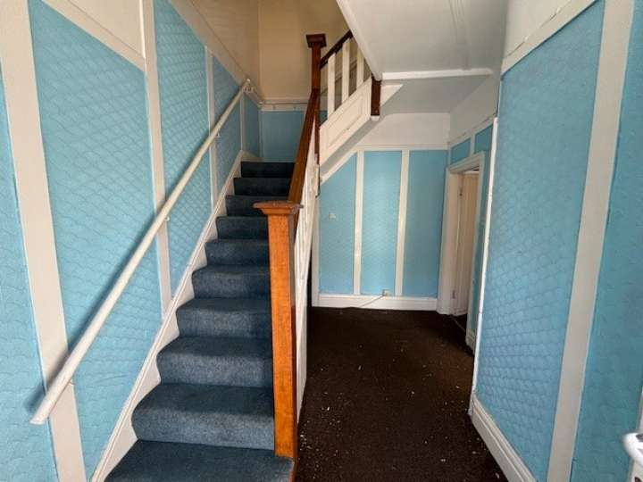 39_Edinburgh_Road_-_Hall_and_Stairs.jpg