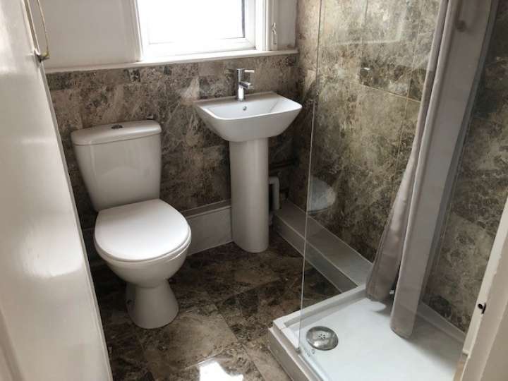 41_Westminster_Rd_shower_room.jpg