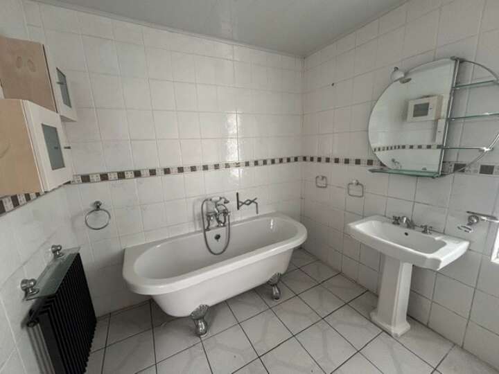 42_Stonehouse_bathroom.jpg