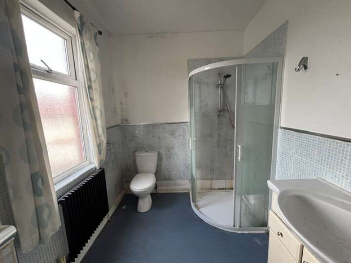 42_Stonehouse_en-suite.jpg
