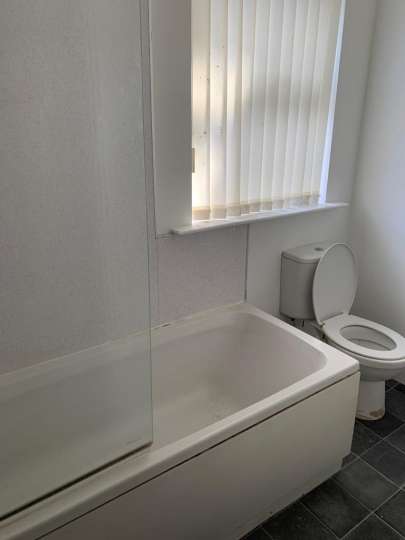 469_Borough_Rd_bathroom.jpg