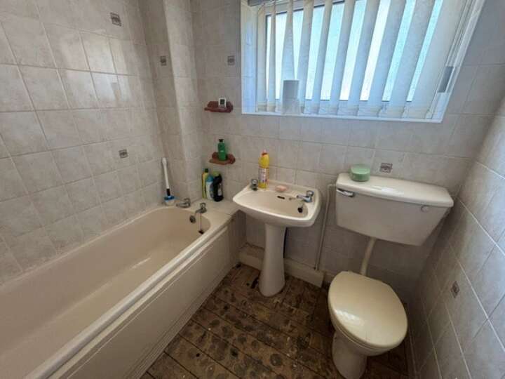 81_Holm_bathroom.jpg