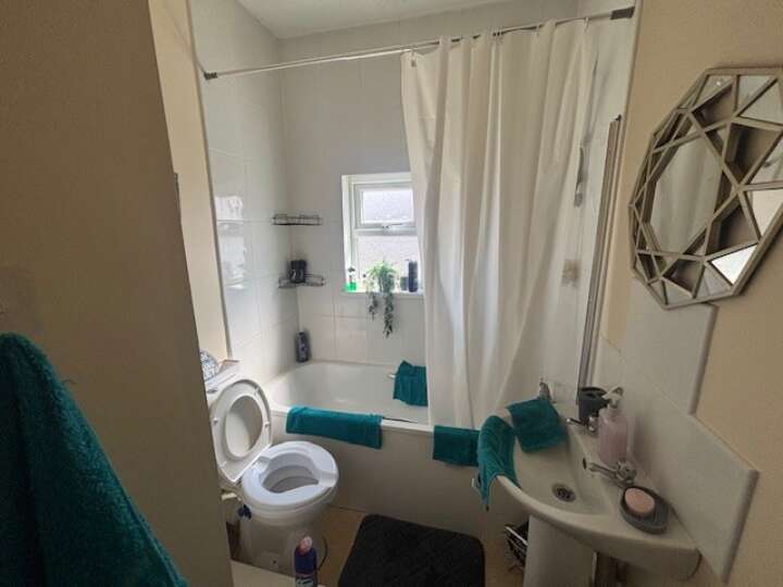853_Corporation_Rd_bathroom.jpg