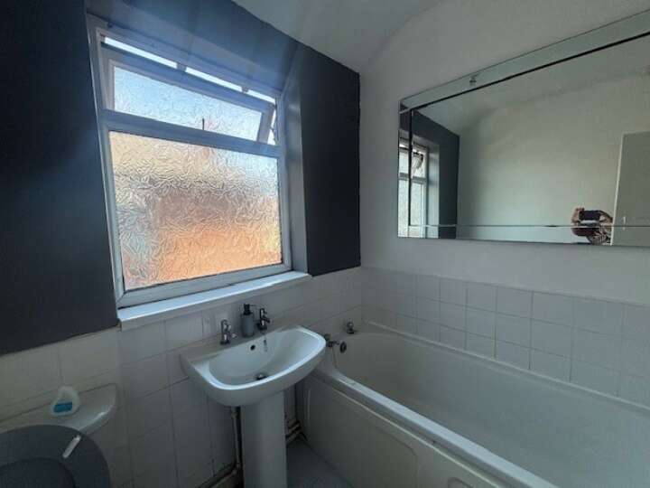 92_Bidston_Ave_bathroom.jpg