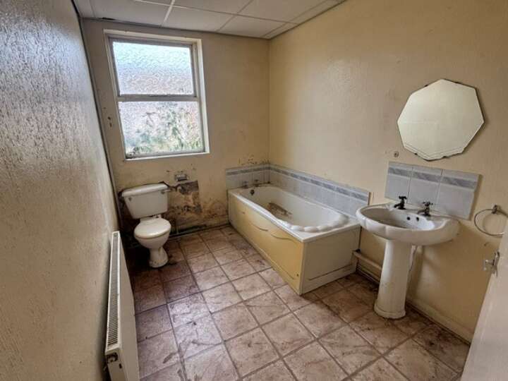 9_Buxton_Road_bathroom.jpg