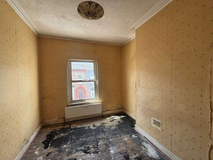 9_Buxton_Road_bed_1.jpg