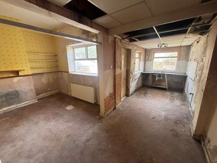 9_Buxton_Road_rear_room.jpg