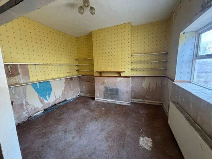 9_Buxton_Road_rear_room_1.jpg